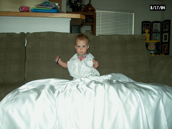 Allison com 1 ano de idade e o vestido de noiva da mãe (Foto: Reprodução/ Facebook)