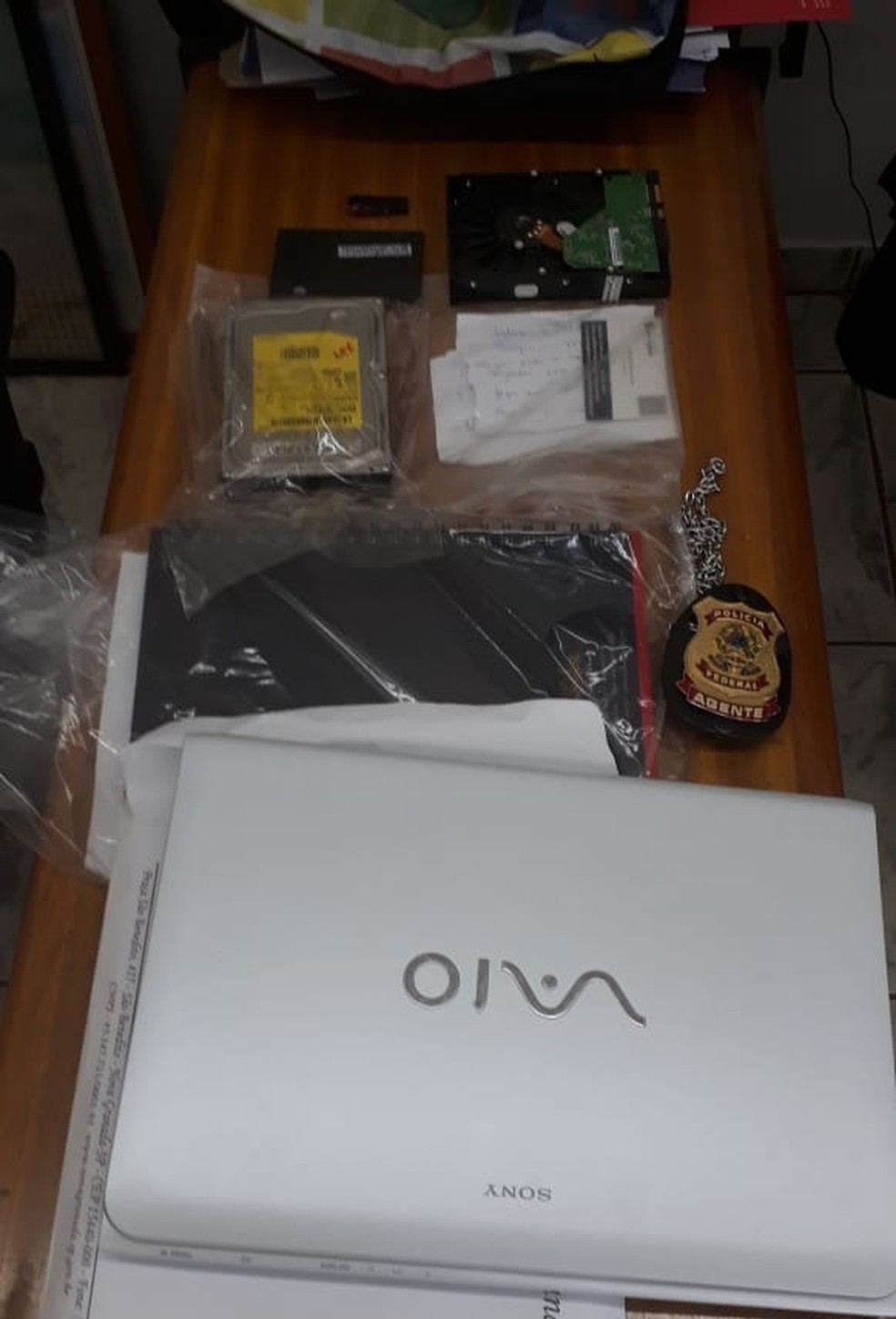 Documentos e computadores foram apreendidos na Prefeitura de Nova Granada — Foto: Divulgação/PF de Rio Preto 