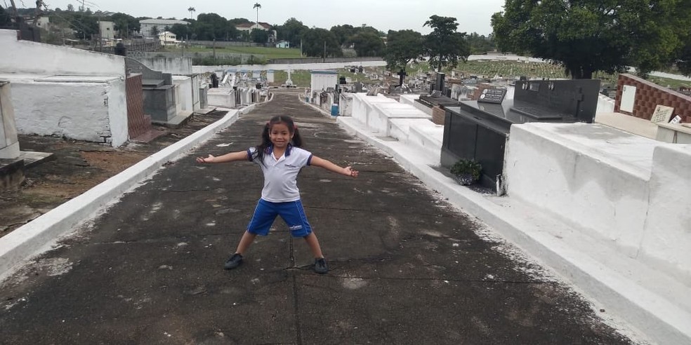Luana adorou o passeio e sua mãe, Ana Carolina, pretende levá-la para conhecer outros cemitérios. — Foto: Ana Carolina Souza 