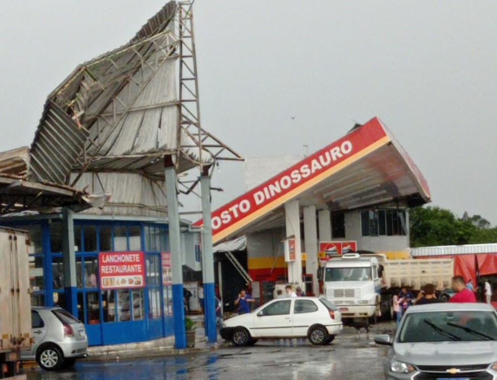 Parte da estrutura de um posto de combustíveis em Nova Serrana desabou  — Foto: Redes Sociais/Reprodução