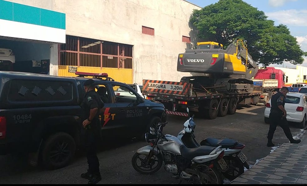 Maquinário foi recuperado por policiais militares — Foto: Débora Ciany/TV Anhanguera