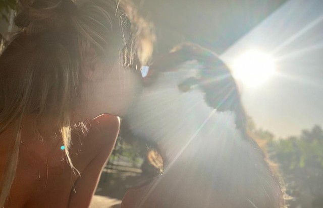 De Topless, Heidi Klum mostra rotina ao lado do marido durante quarentena (Foto: Reprodução)