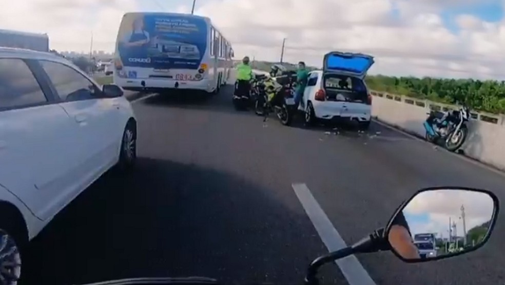 Engarrafamento na Ponte de Igap&oacute; foi provocado por acidente de tr&acirc;nsito &mdash; Foto: Redes sociais