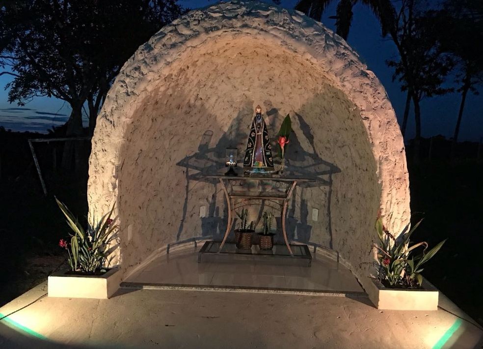 Gruta foi construída no quinta da casa da empresária e é aberta para visitação em Cruzeiro do Sul (Foto: Suely Mapes/Arquivo pessoal )