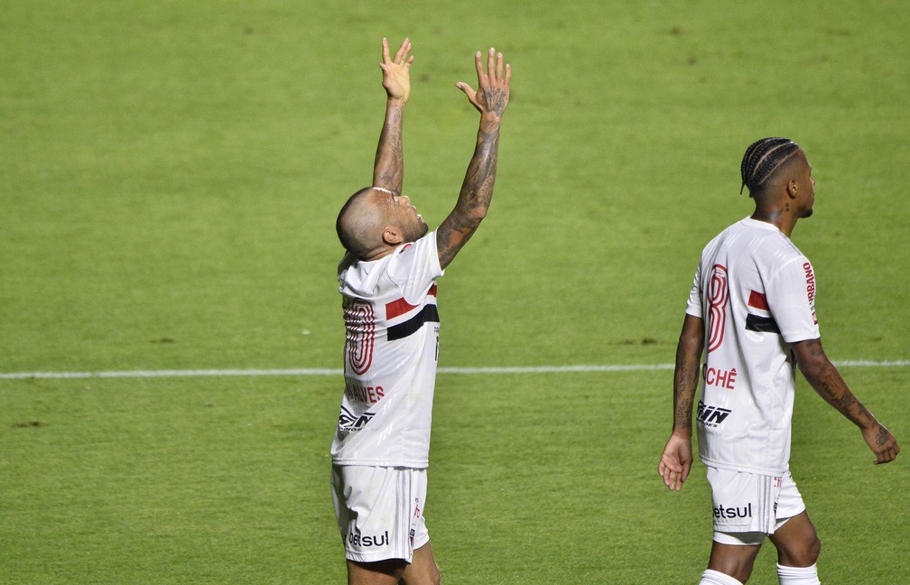 Daniel Alves comemora o gol do São Paulo na vitória sobre o Fortaleza — Foto: Marcos Ribolli