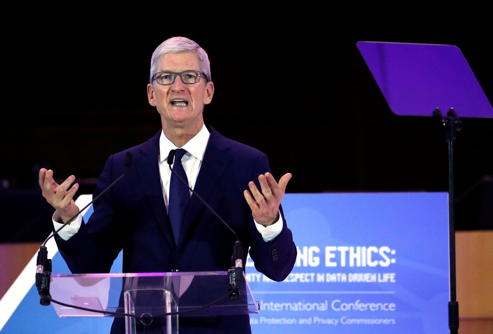 Em evento na Bélgica, Tim Cook, presidente da Apple, criticou empresas que coletam dados de usuários. — Foto: REUTERS/Yves Herman