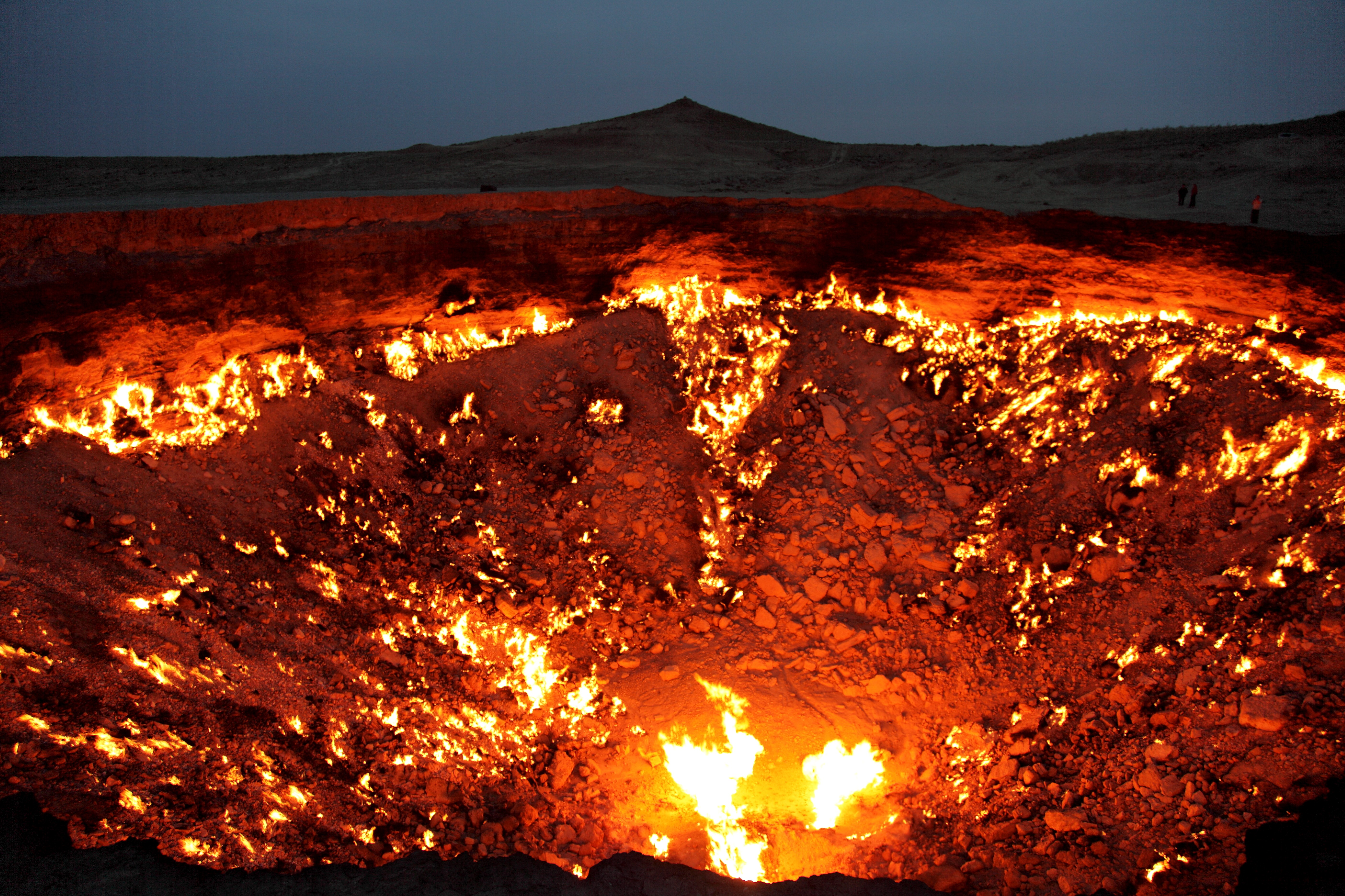 A Porta do Inferno, na cratera de Darvaza, no Turcomenistão (Foto: CC - flydime - https://www.flickr.com/photos/flydime/4671890969/)