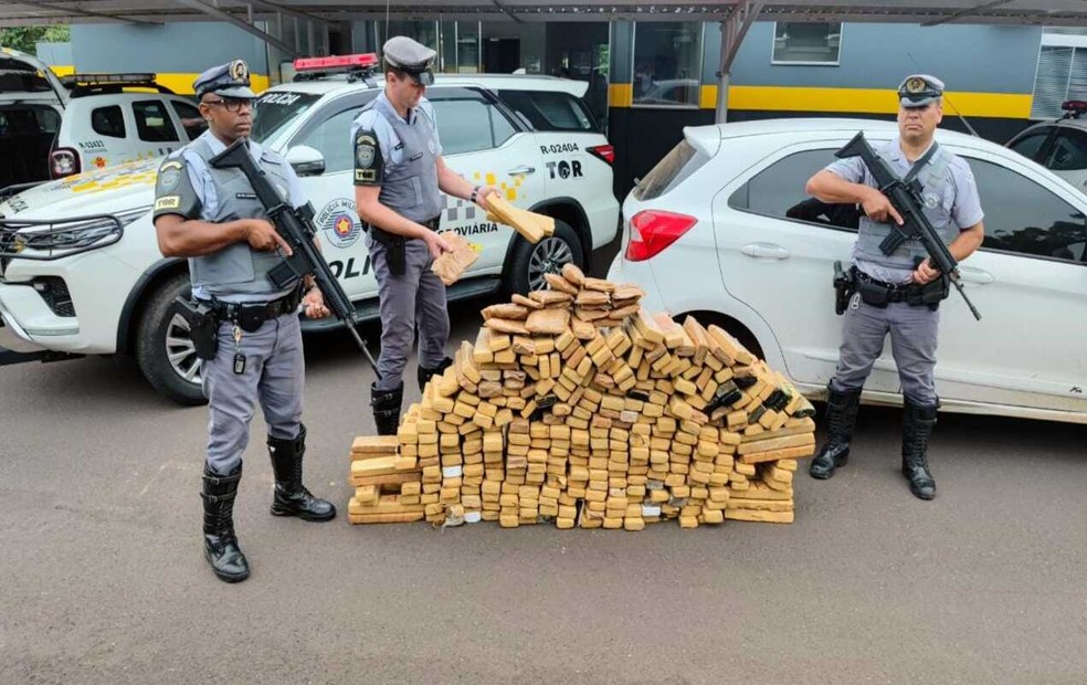Dupla é presa transportando 306 tijolos de maconha e 20 pacotes de skank em Araçatuba — Foto: Polícia Militar Rodoviária/Divulgação. 