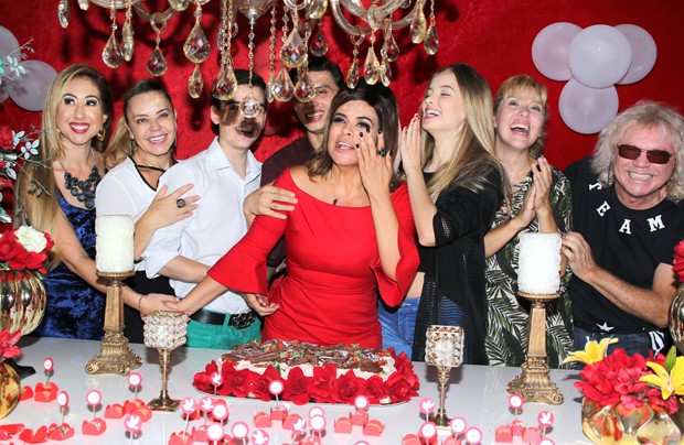 Mara Maravilha se emociona na festa de 49 anos (Foto: Thiago Duran/AgNews)