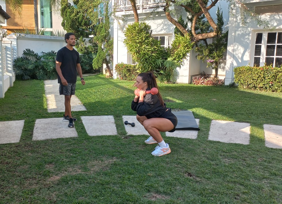 Rafa Kalimann faz agachamento isom&eacute;trico segurando halteres &mdash; Foto: Eu atleta