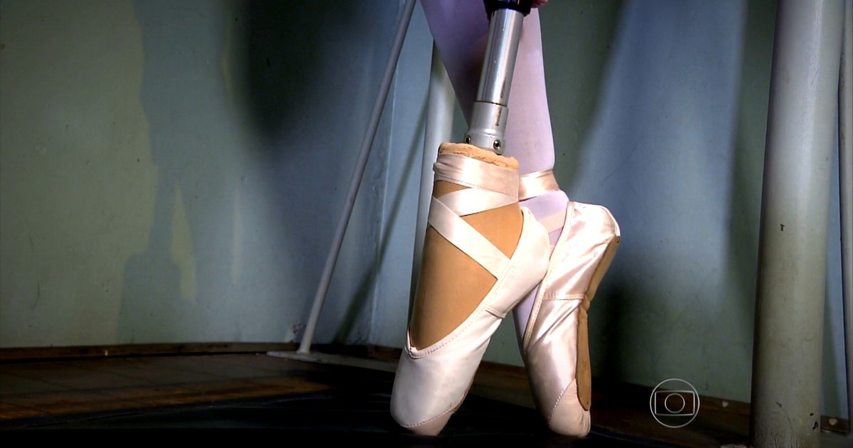 G1 - Bailarina com perna amputada volta a dançar balé após prótese