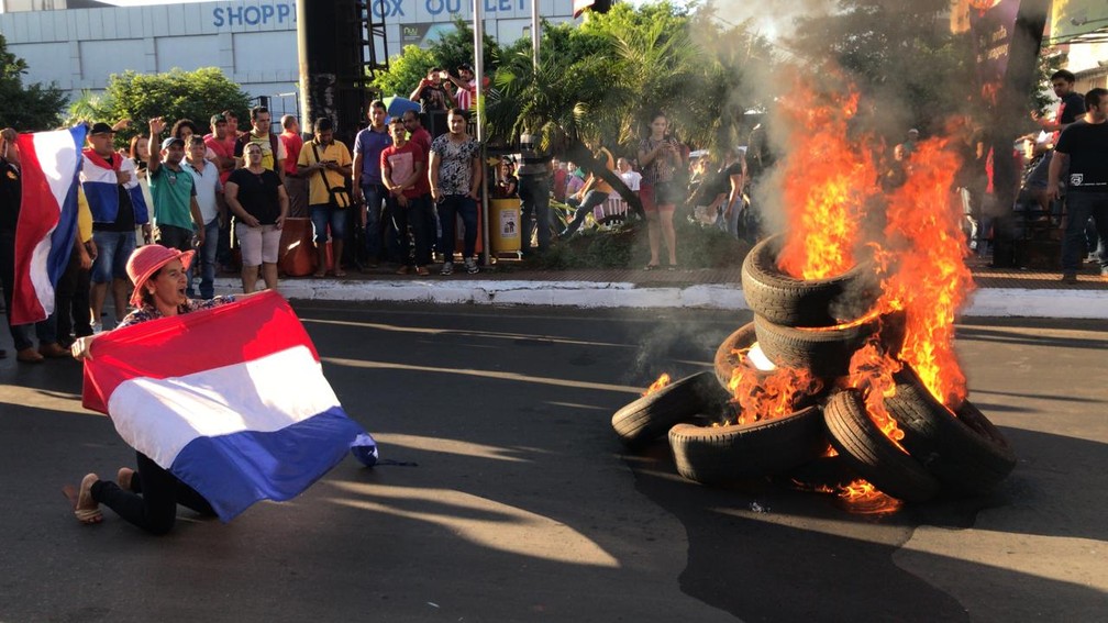Manifestantes bloquearam ruas e colocaram fogo em pneus no centro de importados de Cidade do Leste, no Paraguai â Foto: Marcos Landim/RPC