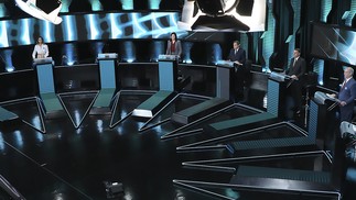 Os candidatos Felipe D'vila (Novo), Soraya Thronicke (Unio Brasil), Simone Tebet (MDB), Jair Bolsonaro (PL), Ciro Gomes (PDT) e Padre Kelmon (PTB) participam de debate nos estdios do STB, na noite de sbado    Foto: Divulgao