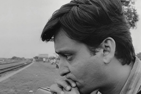 O ator Soumitra Chatterjee em cena de O Covarde (1965) , dirigido pelo cineasta Satyajit Ray (Foto: Reprodução)