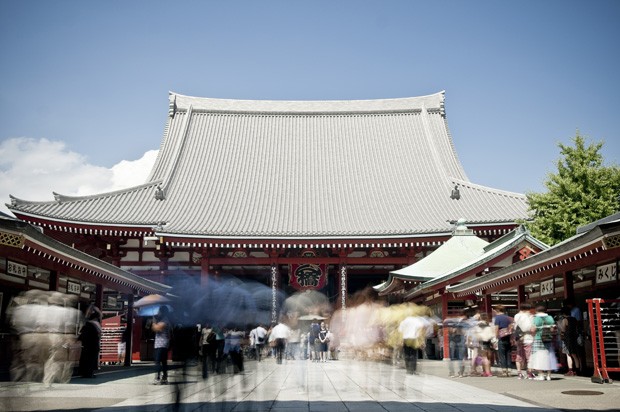 TOKYO, JAPAN - SEPTEMBER 01:  People visit Senso-ji in Asakusa on September 1, 2013 in Tokyo, Japan. Completed in the year 645, making it the oldest and most significant temple in Tokyo, the Sensoji Temple attracts many visitors throughout the year. Along (Foto: Getty Images)