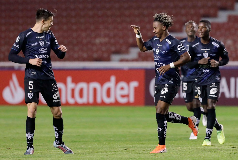 Schunke (5) comemora com Preciado após o golaço do lateral do Independiente del Valle contra o Flamengo — Foto: Franklin Jacome/Reuters