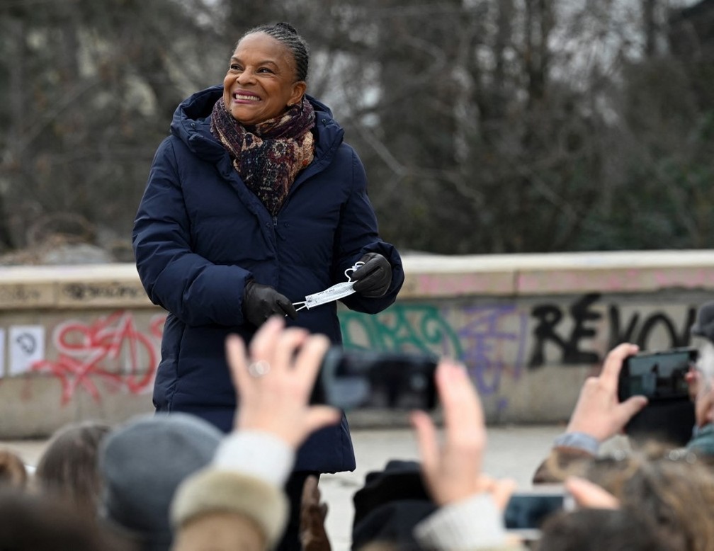 Christiane Taubira anseia por uni&atilde;o dos partidos de esquerda na Fran&ccedil;a &mdash; Foto: JEAN-PHILIPPE KSIAZEK / AFP