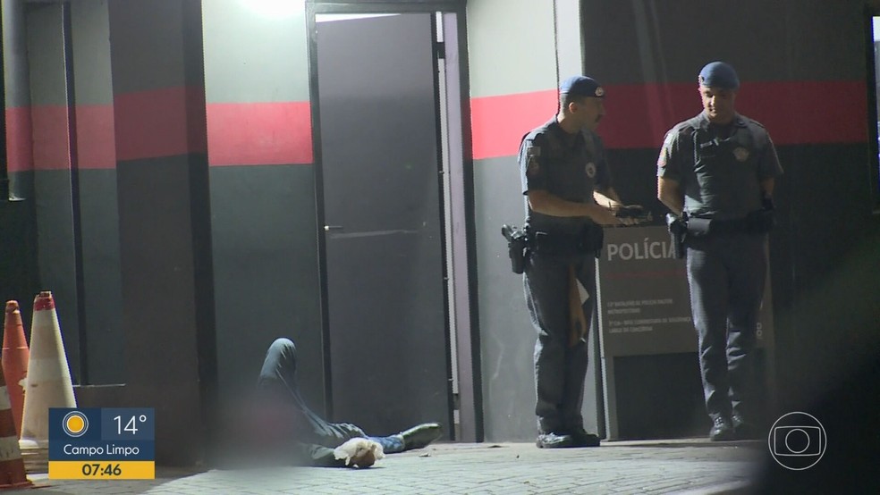 Vítima da gangue do Brás aguarda chegada da ambulância por duas horas em frente à cabine da Polícia Militar na região, sem receber ajuda dos policiais. — Foto: Reprodução/TV Globo