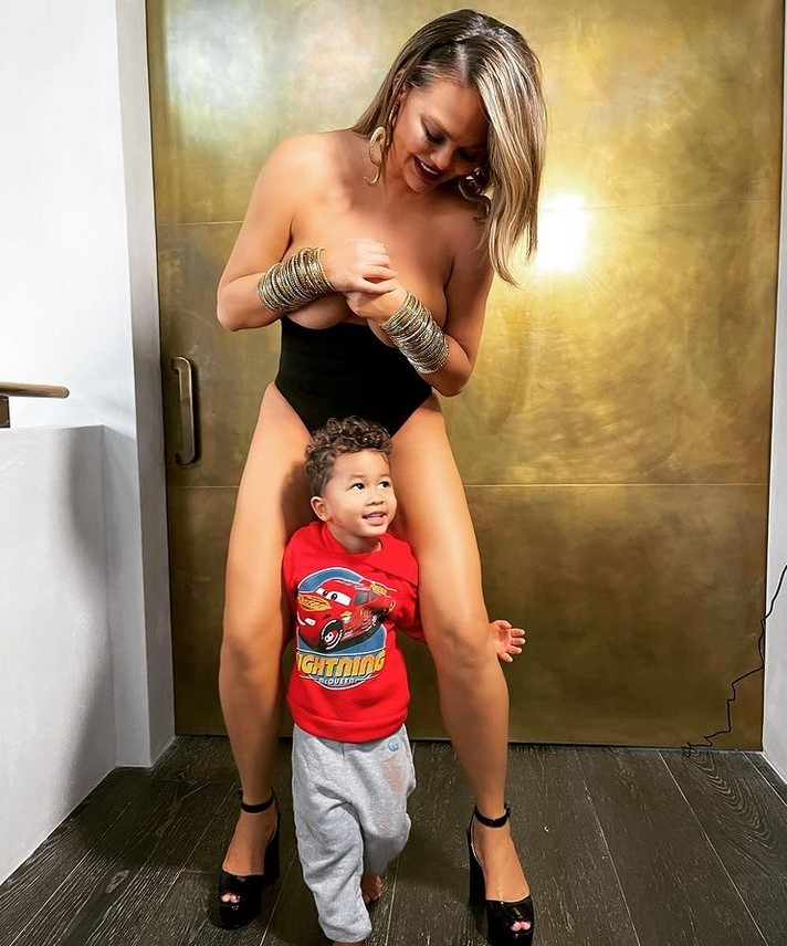 Chrissy Teigen e o filho Miles (Foto: Instagram)