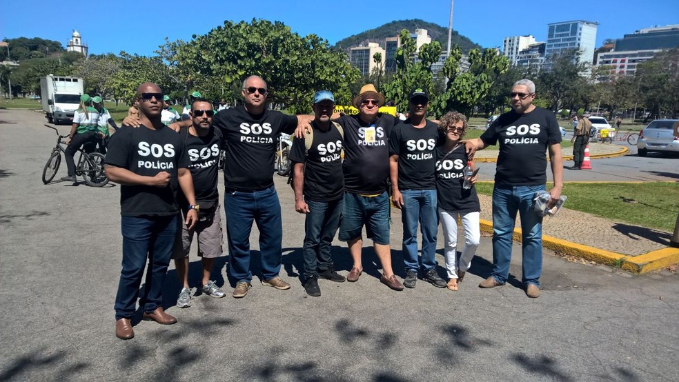 Cerca de 100 ativistas participam de ato contra morte de PMs (Foto: Carlos Brito / G1)