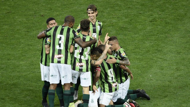 Jogadores do América-MG comemoram o gol marcado contra o Corinthians, pela Copa do Brasil