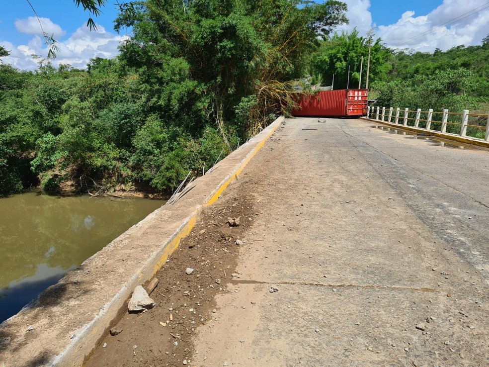 Acidente com caminhão interdita vicinal que liga Tupã a Quatá — Foto: João Trentini/Divulgação