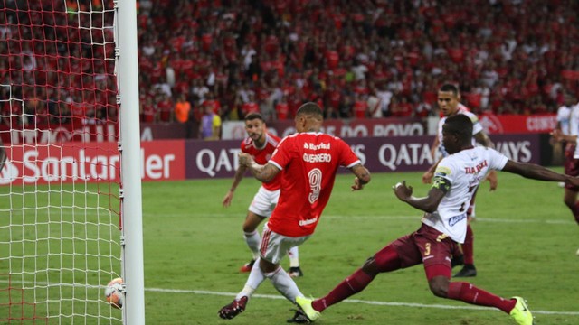 Paolo Guerrero abriu o placar para o Inter após assistência de D'Alessandro