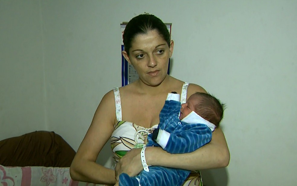 Glaciela Martins Cintra e o filho Kauã, após a troca de bebês na Santa Casa de Franca, SP (Foto: José Augusto Júnior/EPTV)