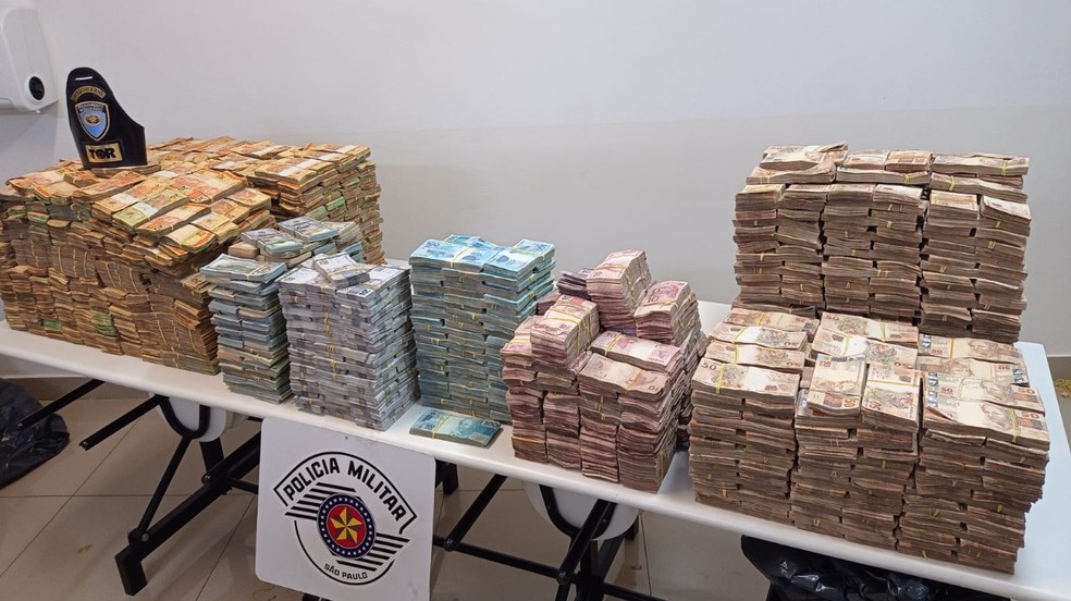 Quase R$ 12 milhões em dinheiro, entre reais e dólares, foram apreendidos em Presidente Prudente (SP) — Foto: Polícia Rodoviária 