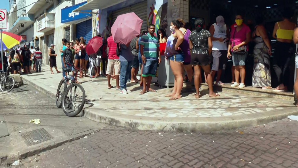 Fila na agência da Caixa em Bonsucesso por volta do meio dia desta segunda (27) — Foto: Reprodução/TV Globo