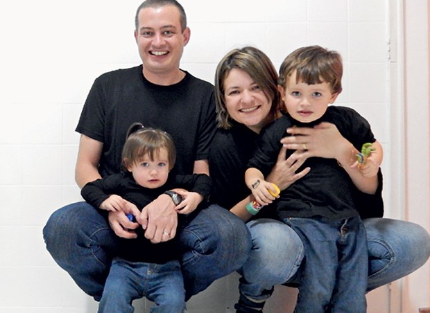 Na foto: a mãe Janini Janeri, 32 anos, o pai Fábio, 34, o irmãozinho Rafael, 3, e Manu, de 1 ano (Foto: Arquivo pessoal)