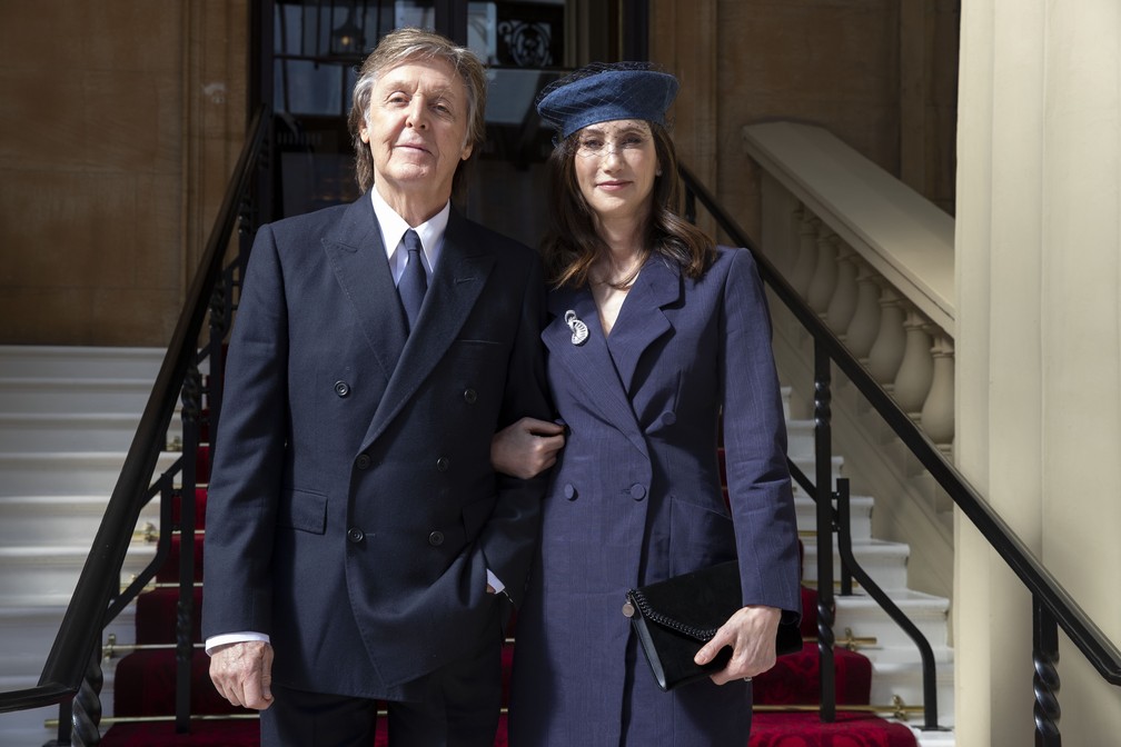 Paul McCartney com sua mulher, Nancy Shevell, no Palácio de Buckingham, em Londres — Foto: Steve Parsons / POOL / AFP