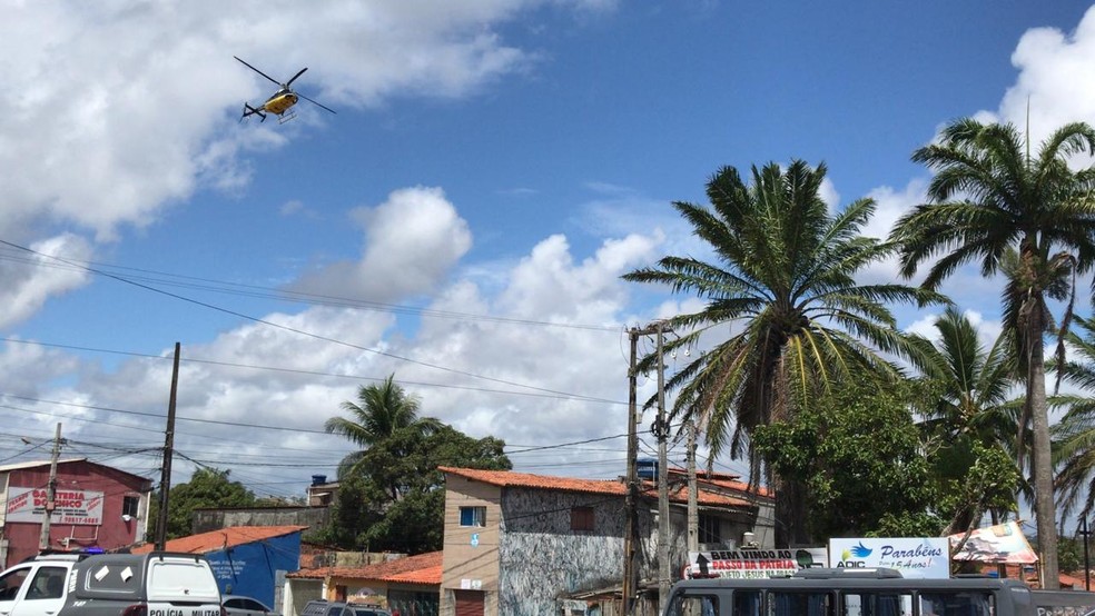 Helicóptero da PRF sobrevoa do Passo da Pátria, na Zona Leste de Natal — Foto: Geraldo Jerônimo/Inter TV Cabugi