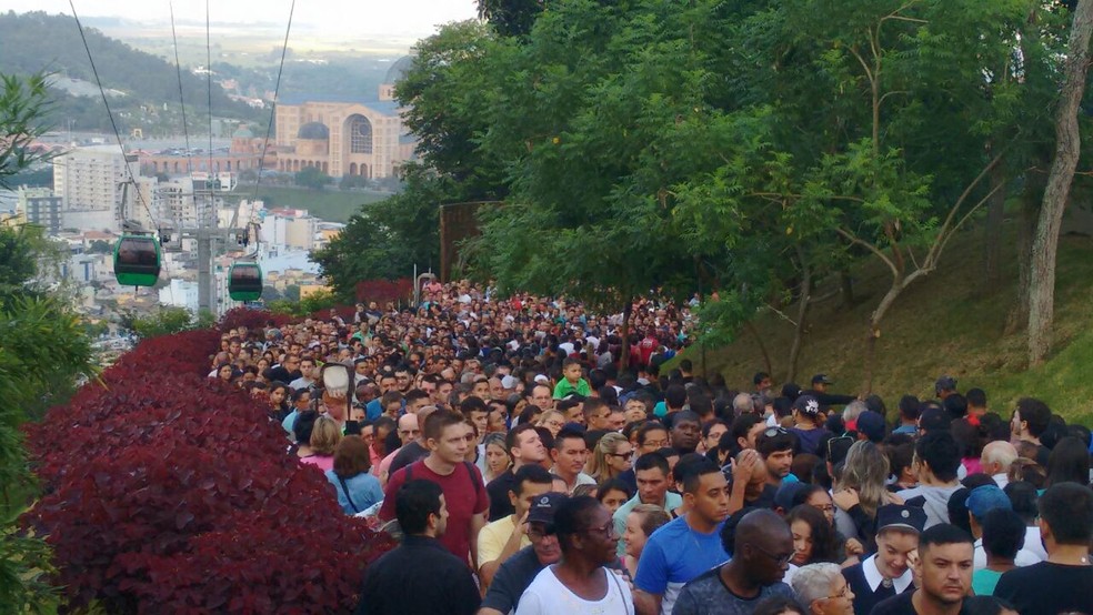 Católicos sobem o Morro do Cruzeiro em penitência nesta Sexta-Santa em Aparecida (Foto: Wilson Silvaston/DivulgaçãoArquivo pessoal)