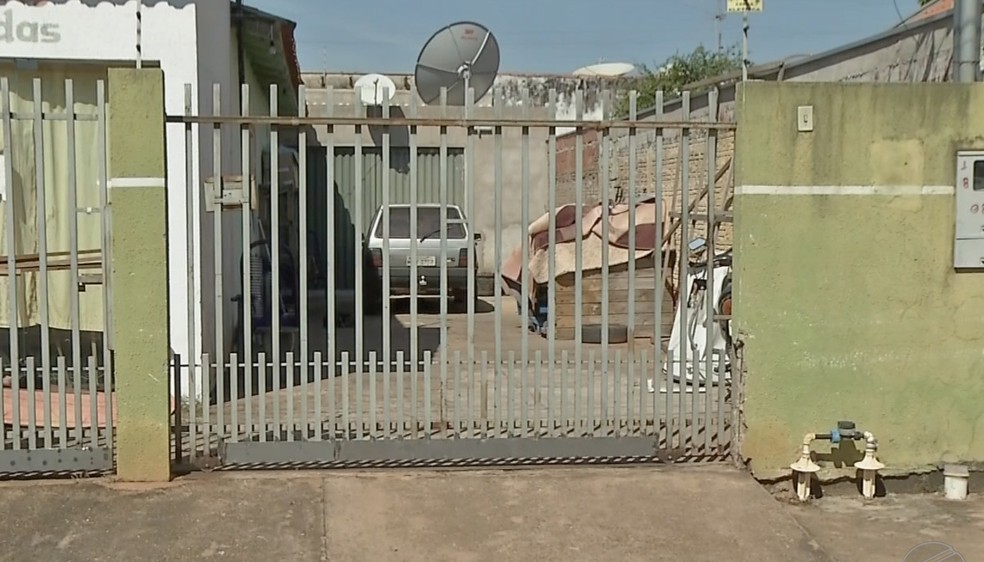 O corpo de Paulo Sérgio foi encontrado com os pés e as mãos amarrados e enrolado no tapete da sala na casa dele, em Rondonópolis — Foto: TV Centro América