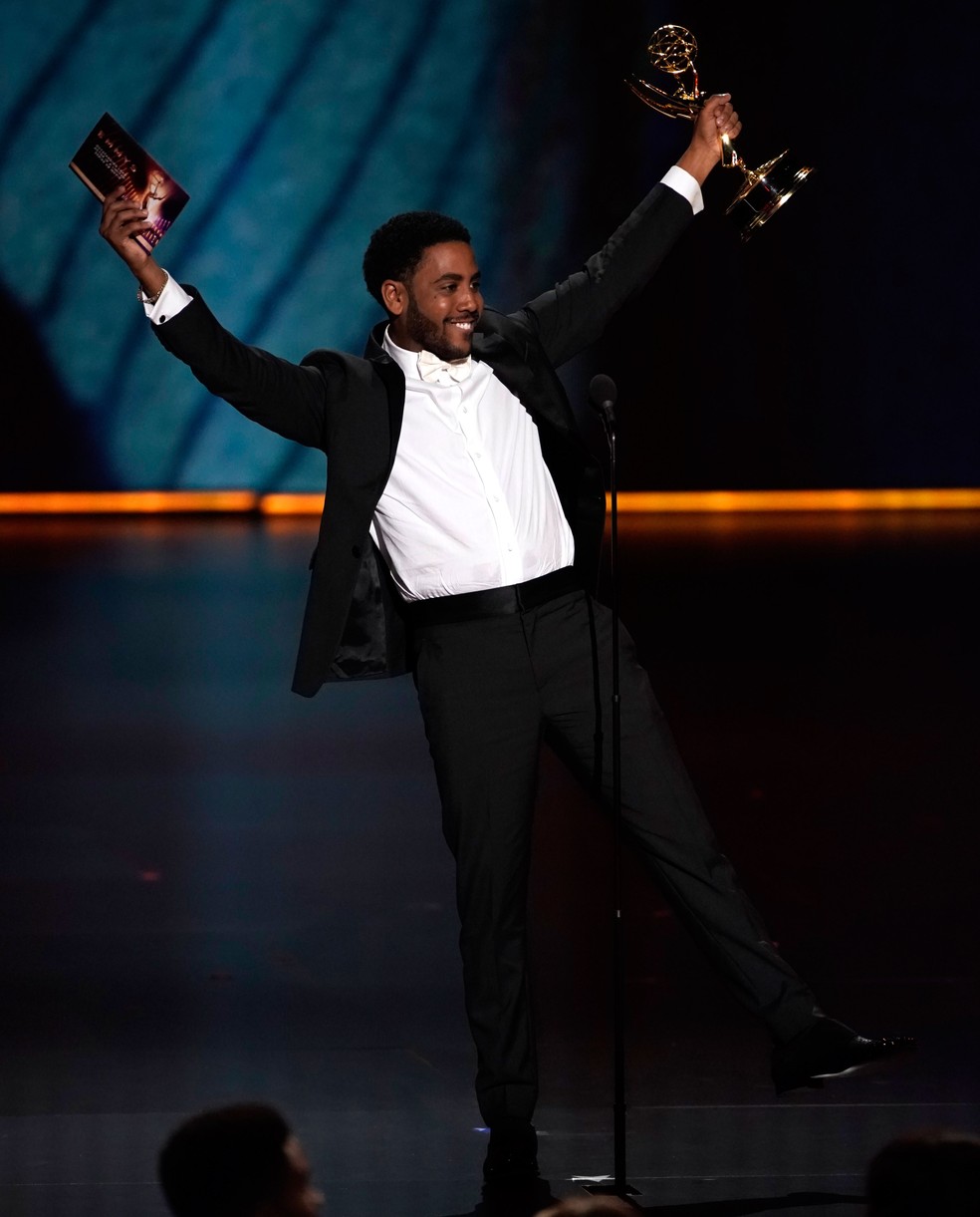 Jharrel Jerome comemora o prêmio de melhor ator por uma série limitada ou filme para TV, por ‘Olhos que condenam’, no 71º Emmy no Microsoft Theatre, em Los Angeles, no domingo (22) — Foto: Reuters/Mike Blake