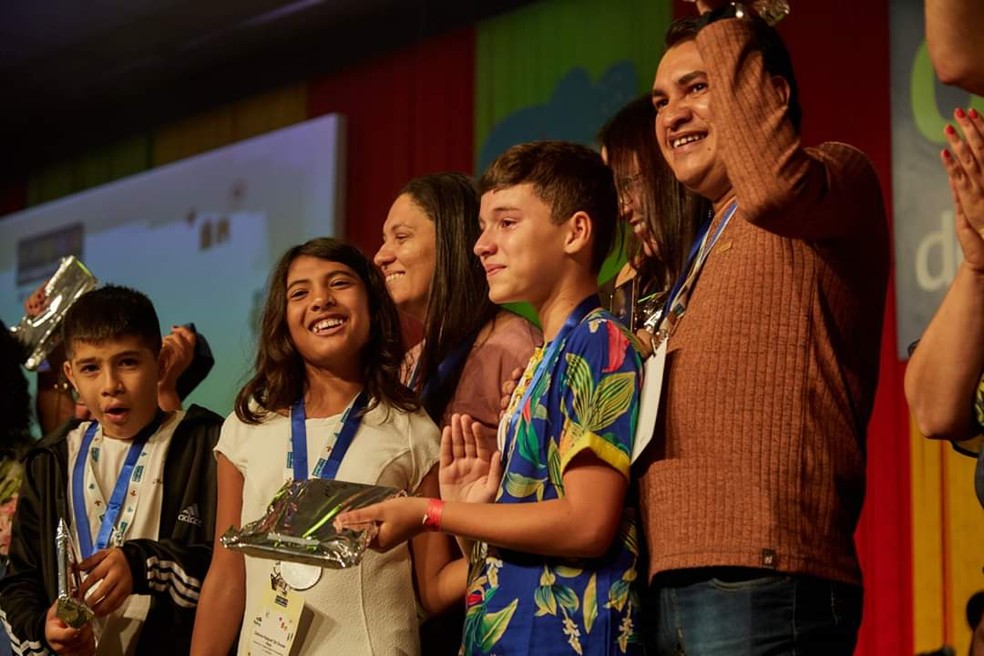 Davi Lima e o professor João Soares Lopes com os demais participantes da Olimpíada de Língua Portuguesa.  — Foto: Cedida