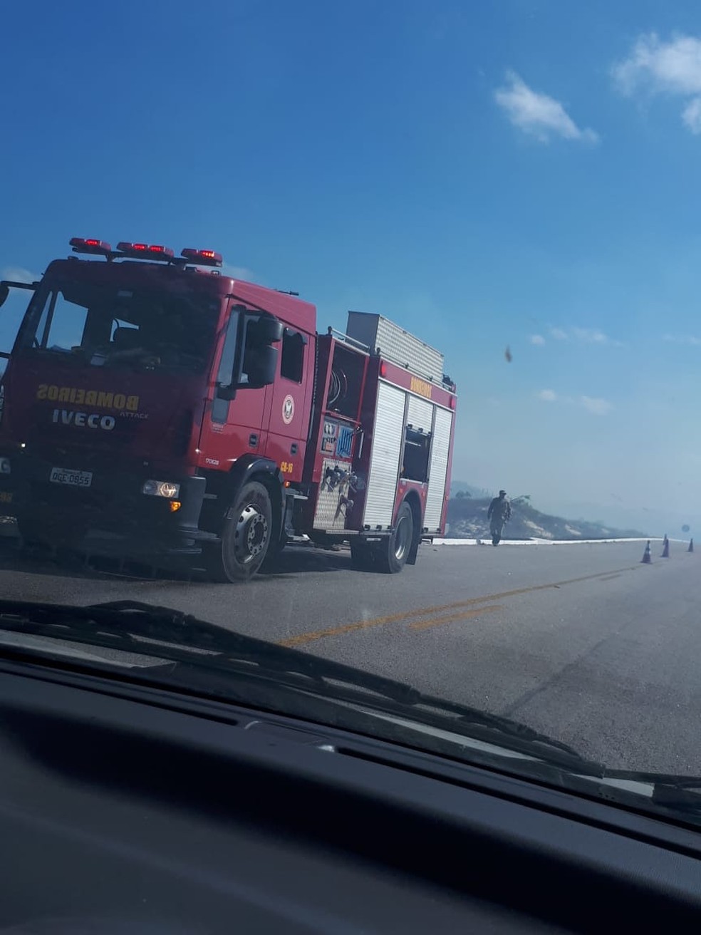 Incêndio atinge vegetação às margens da BR-101, no litoral norte do RN
