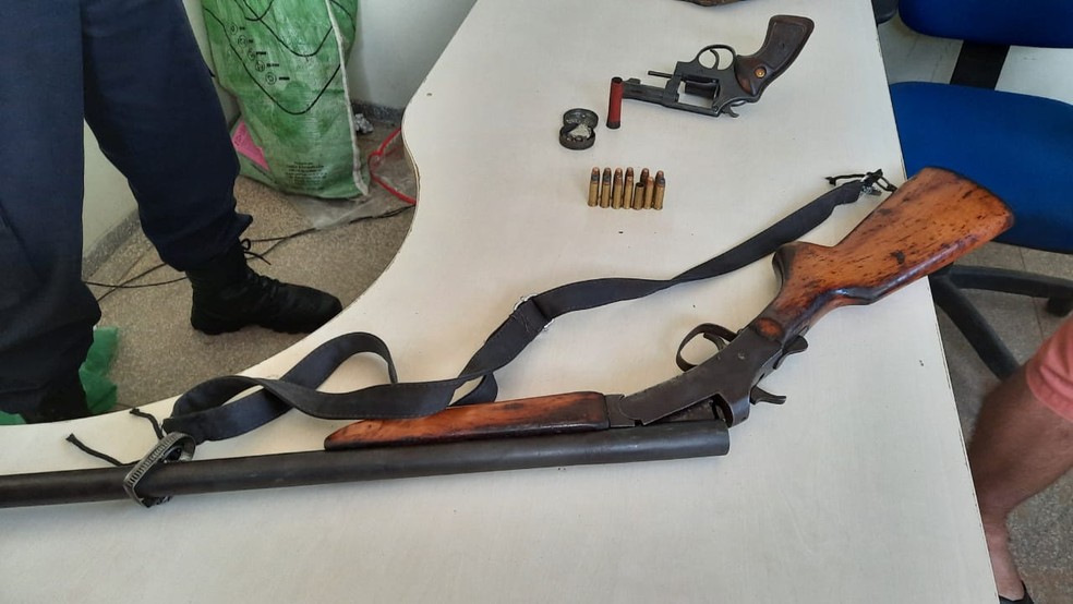 Suspeito de tentativa de homicídio foi encontrado e encaminhado à delegacia — Foto: Polícia Militar/Reprodução