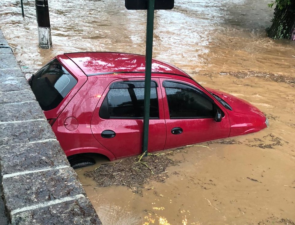 Carro é atingido após transbordamento de rio em Petrópolis — Foto: Reprodução redes sociais