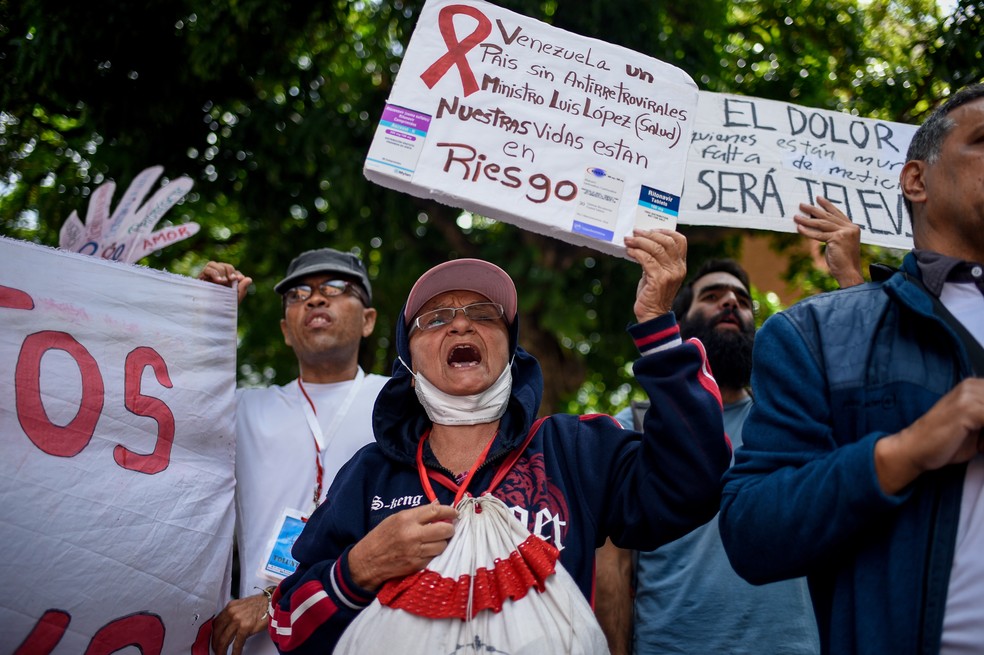 Portadores de HIV e familiares protestam contra a falta de medicamentos antirretrovirais na Venezuela (Foto: Federico Parra/AFP)