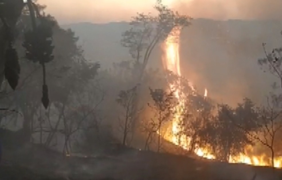 Bombeiros combatem incêndio de grandes proporções na Serra do Lopo, em Extrema — Foto: Reprodução/EPTV