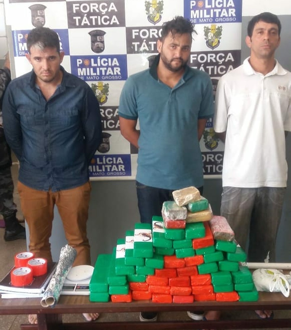 Três homens foram presos suspeitos de participação no crime (Foto: PM-MT/ Divulgação)