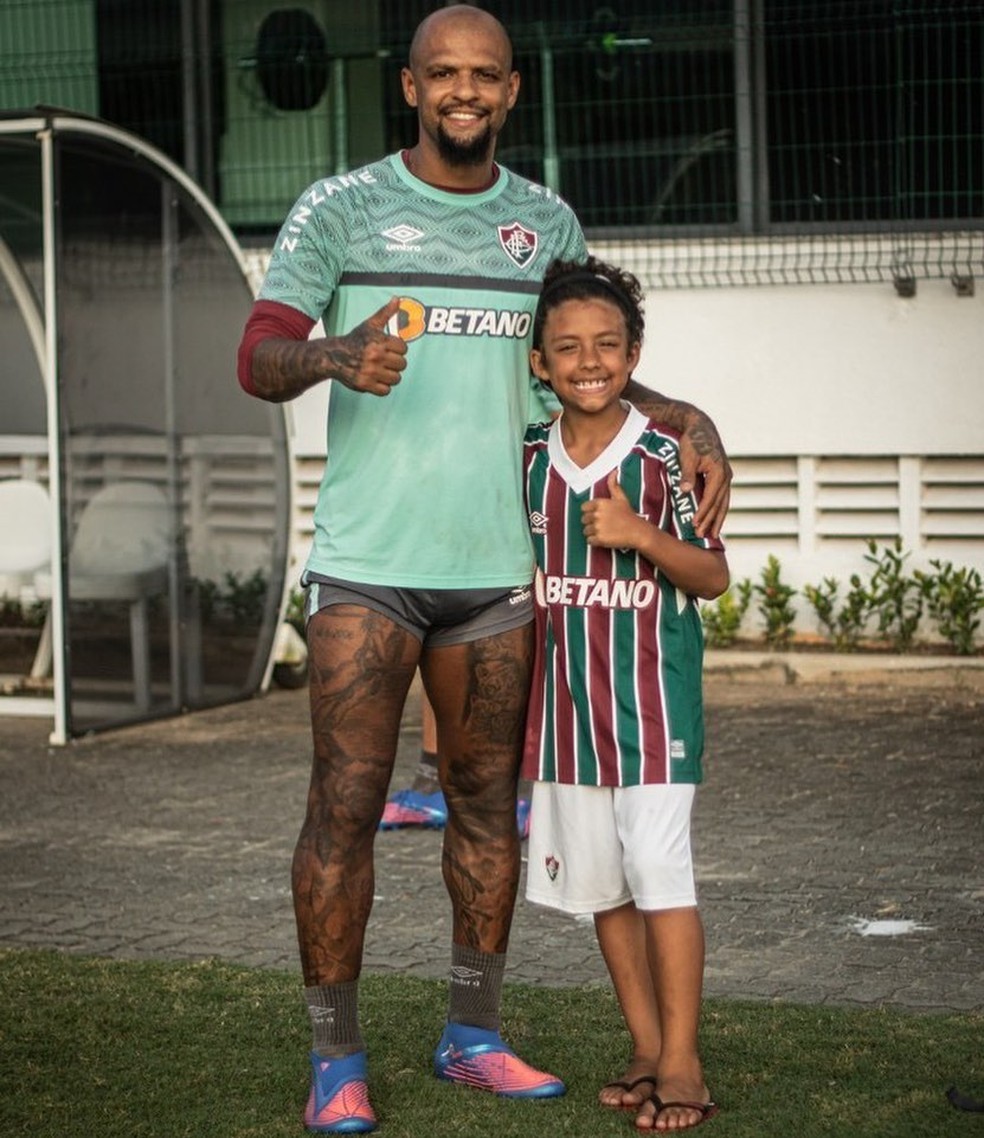 Felipe Melo no CT ao lado do filho Luke, que tambm quer ser jogador de futebol  Foto: Divulgao
