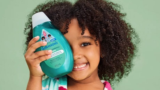 Johnson & Johnson lança seu primeiro xampu infantil para cabelos de crianças negras