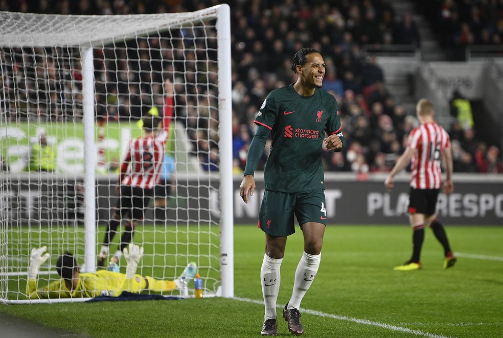 Van Dijk corre o risco de desfalcar o Liverpool contra o Real Madrid, na Liga dos Campeões — Foto: Reuters