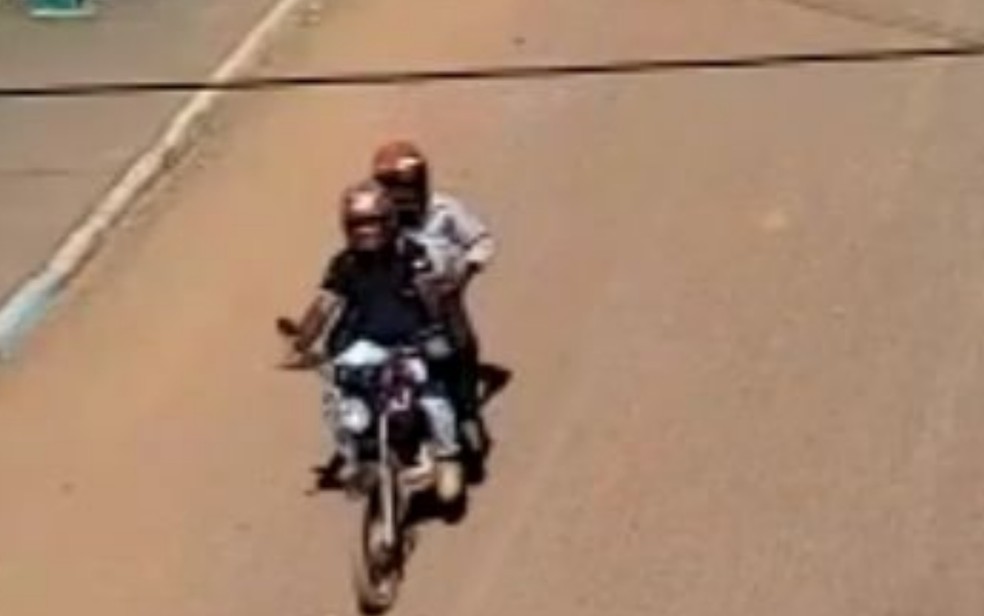 Imagem seria de Reginaldo José Barbosa, de 37 anos, na garupa de moto pilotada por suspeito de ajudá-lo em Bonópolis — Foto: Reprodução/Polícia Civil