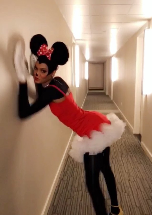 Joan Smalls se vestiu de naughty Minnie Mouse em festa de Halloween (Foto: reprodução/instagram)