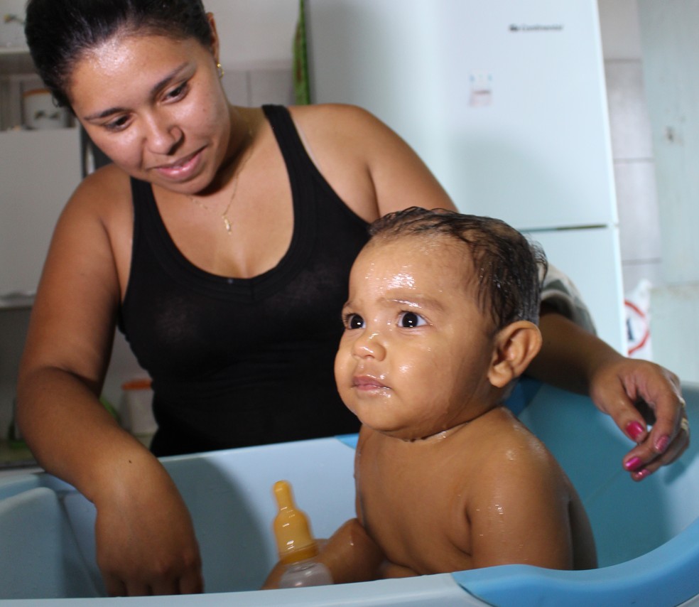Miguel, que fez 1 ano na semana passada, só toma banho com água mineral - Santana do Matos - Seca no RN - Dezembro 2017 (Foto: Anderson Barbosa/G1)