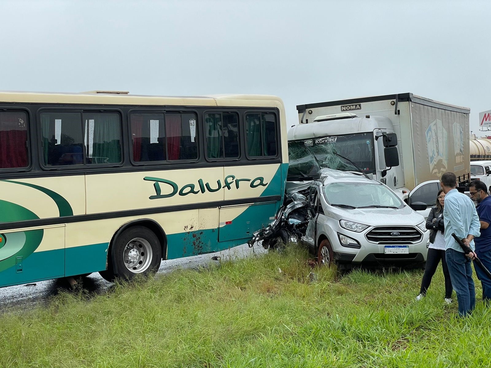 Casal viaja para pegar avião em outra cidade, se envolve em acidente de carro no caminho e voo acaba cancelado